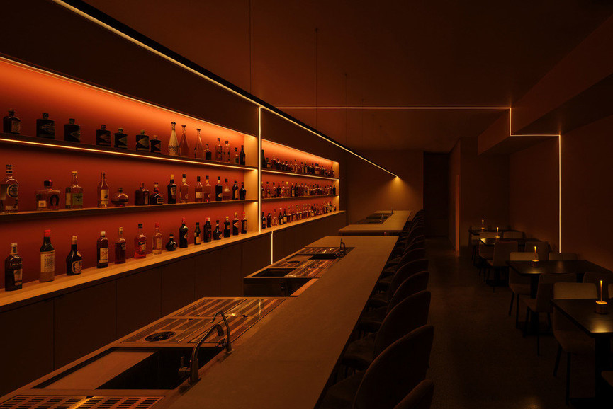 Suite 115 – ukryty bar w Toronto, w którym światło i cień tworzą scenografię nastroju. | Autor projektu: Atelier Sun | Zdjęcie: Joel Esposito 