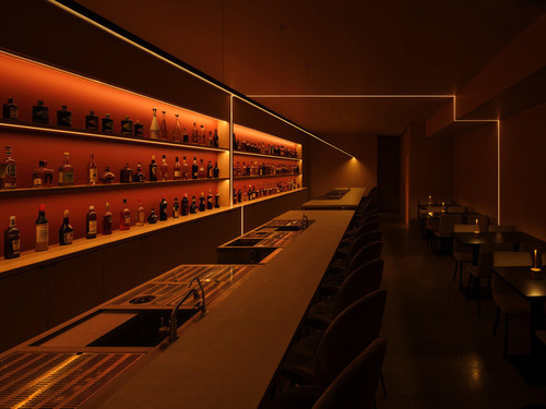 Suite 115 – ukryty bar w Toronto, w którym światło i cień tworzą scenografię nastroju. | Autor projektu: Atelier Sun | Zdjęcie: Joel Esposito 